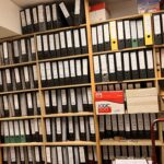 poličky archivů účetních knih